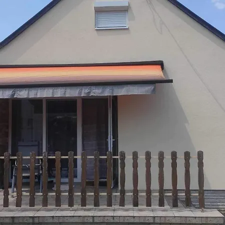 Semesterbostad Hazafi Nyaralo *